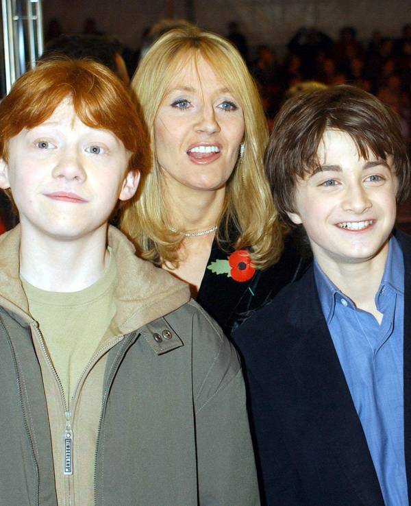Die Schauspieler Rupert Grint (vorn, l-r), Daniel Radcliffe und Emma Watson und die Autorin J. K. Rowling kommen zur Weltpremiere des ersten Harry-Potter-Films.
