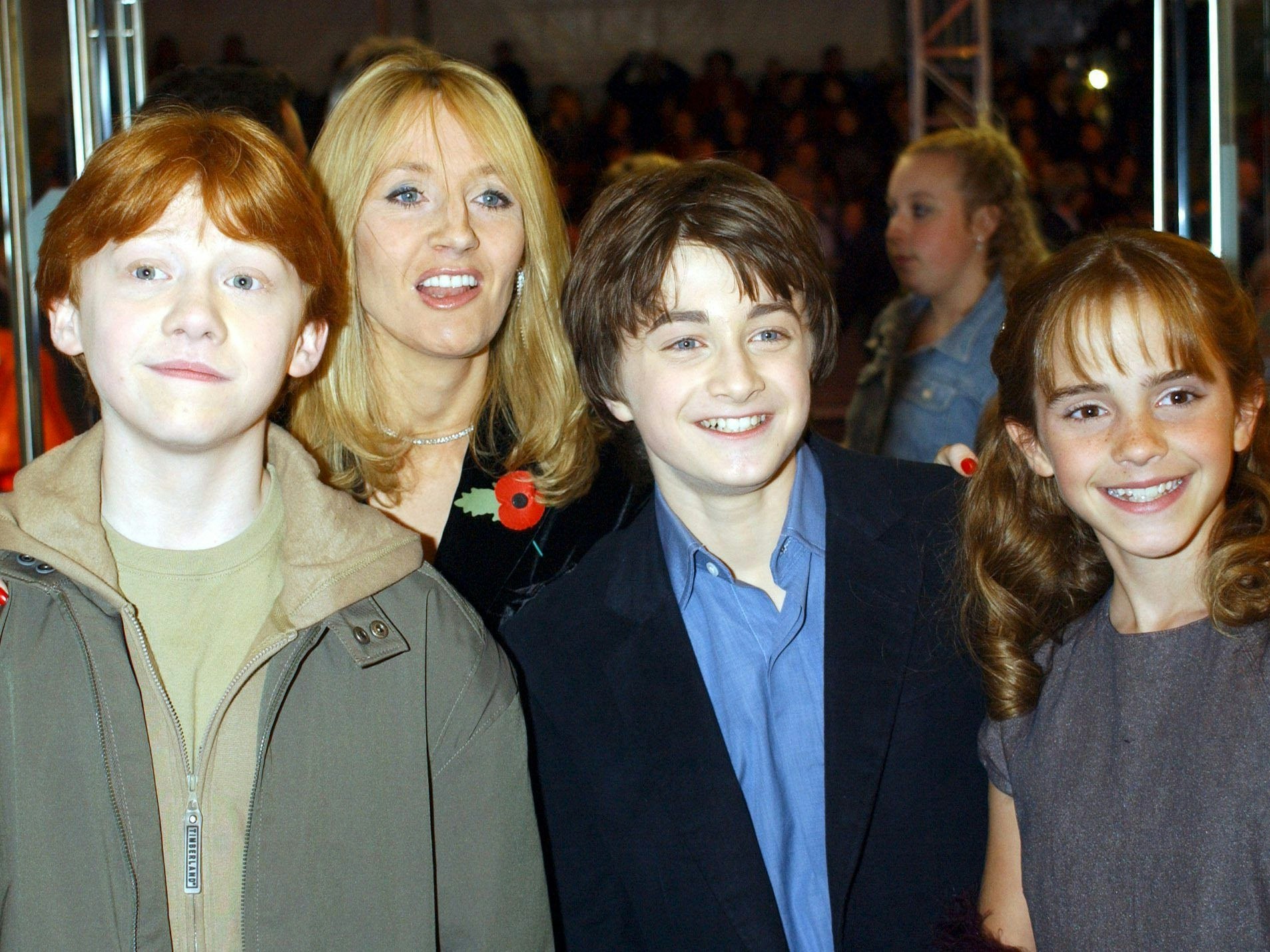 Die Schauspieler Rupert Grint (vorn, l-r), Daniel Radcliffe und Emma Watson und die Autorin J. K. Rowling kommen zur Weltpremiere des ersten Harry-Potter-Films.