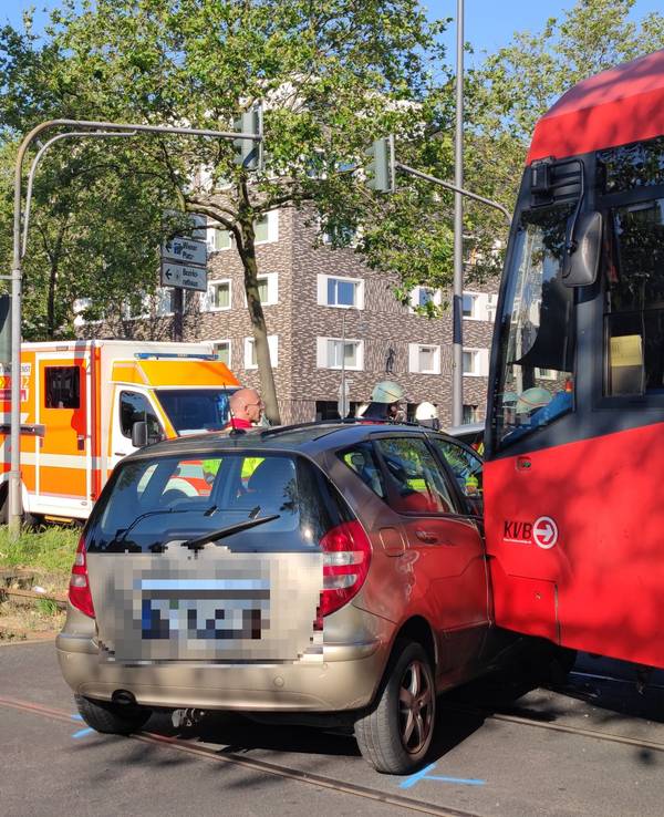 Am Wiener Platz in Köln ist eine KVB-Bahn mit einem Auto kollidiert.