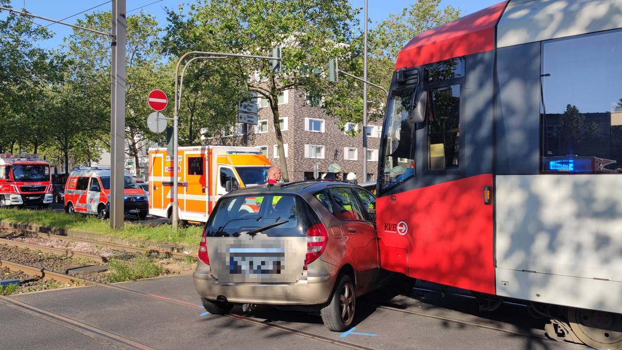 Am Wiener Platz in Köln ist eine KVB-Bahn mit einem Auto kollidiert.
