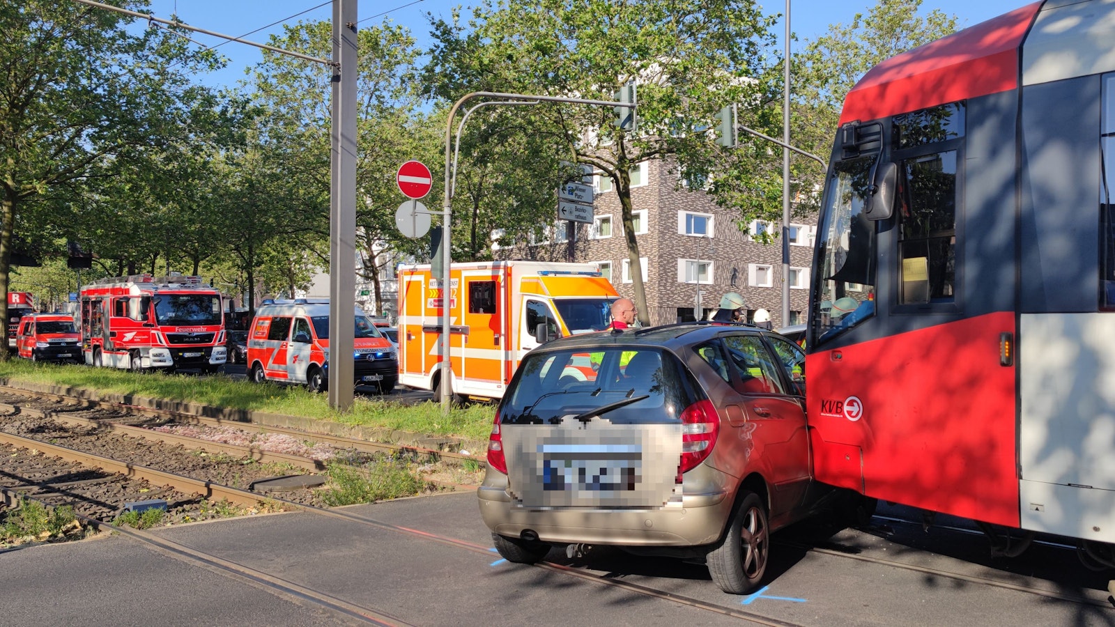 Am Wiener Platz in Köln ist eine KVB-Bahn mit einem Auto kollidiert.