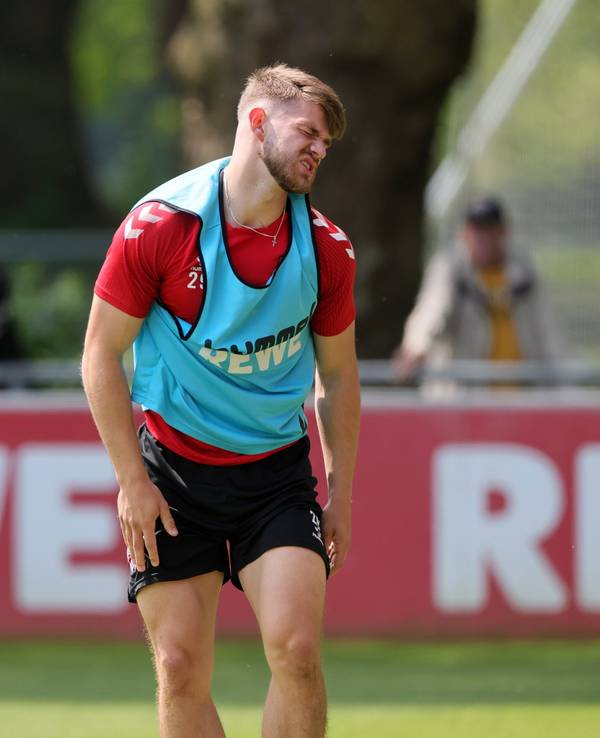 Jan Thielmann steht beim 1. FC Köln auf dem Trainingsplatz