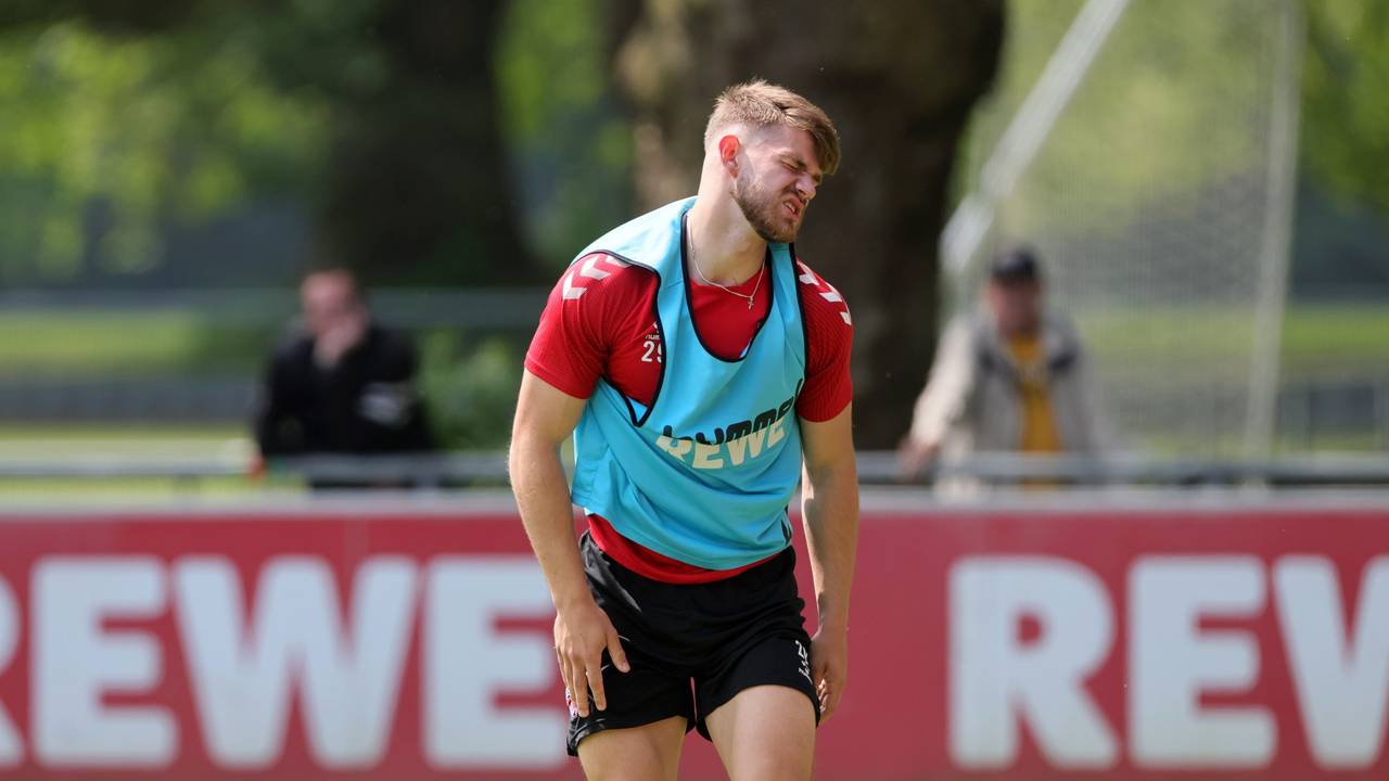 Jan Thielmann steht beim 1. FC Köln auf dem Trainingsplatz