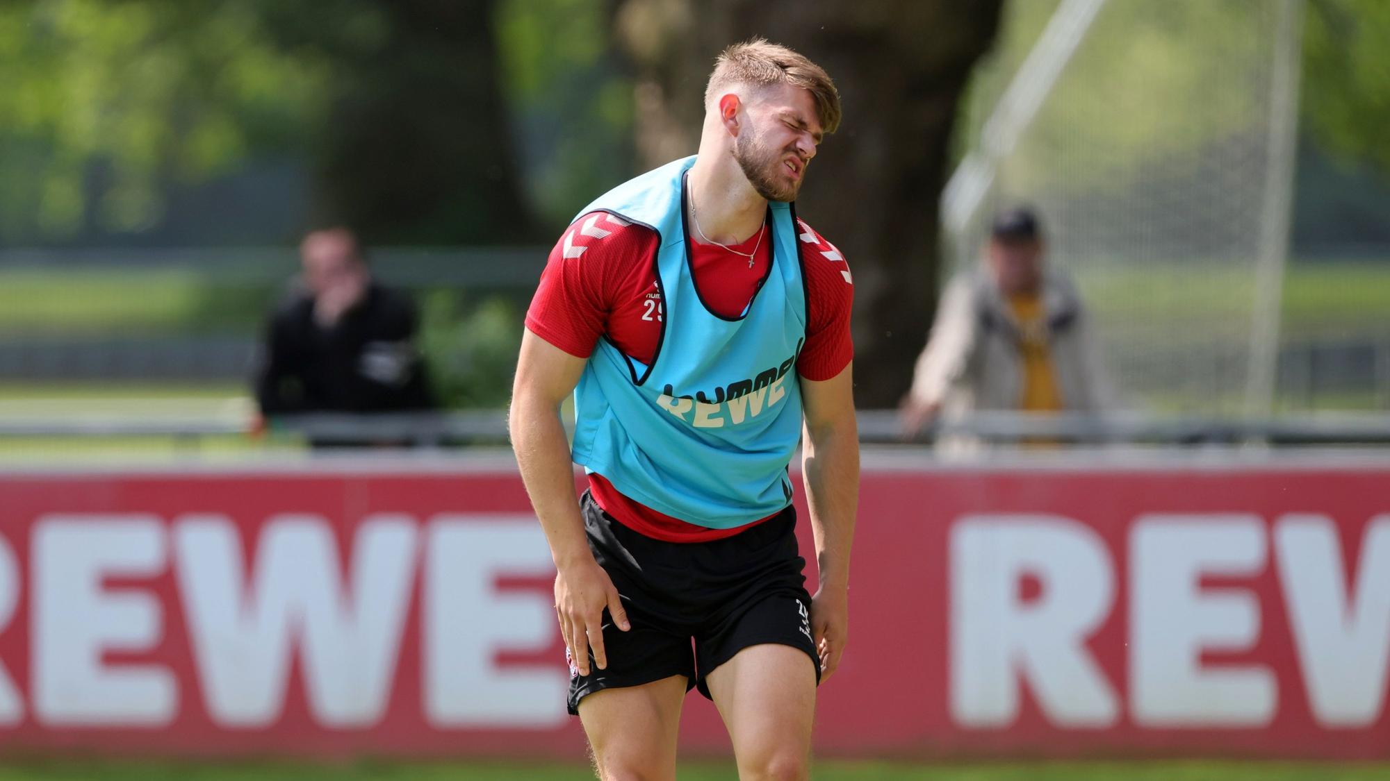 Jan Thielmann steht beim 1. FC Köln auf dem Trainingsplatz