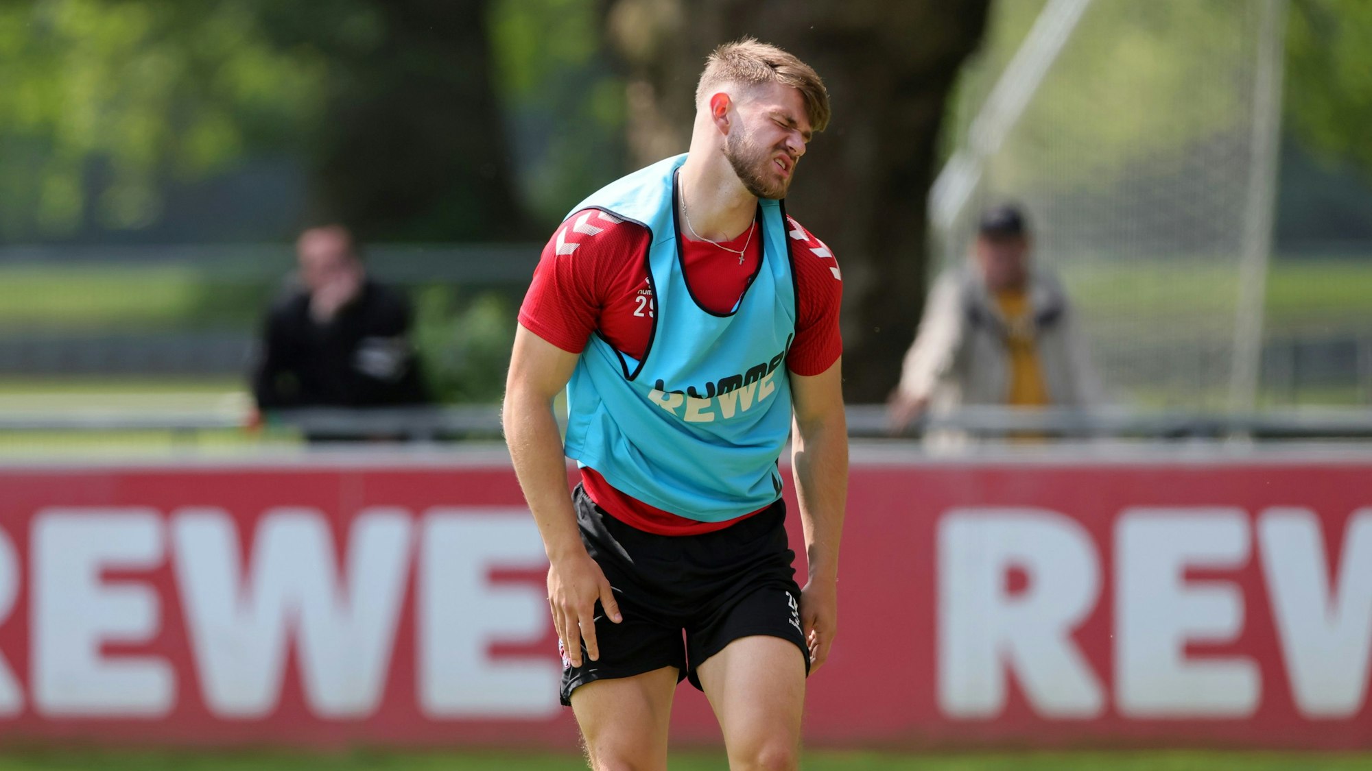 Jan Thielmann steht beim 1. FC Köln auf dem Trainingsplatz
