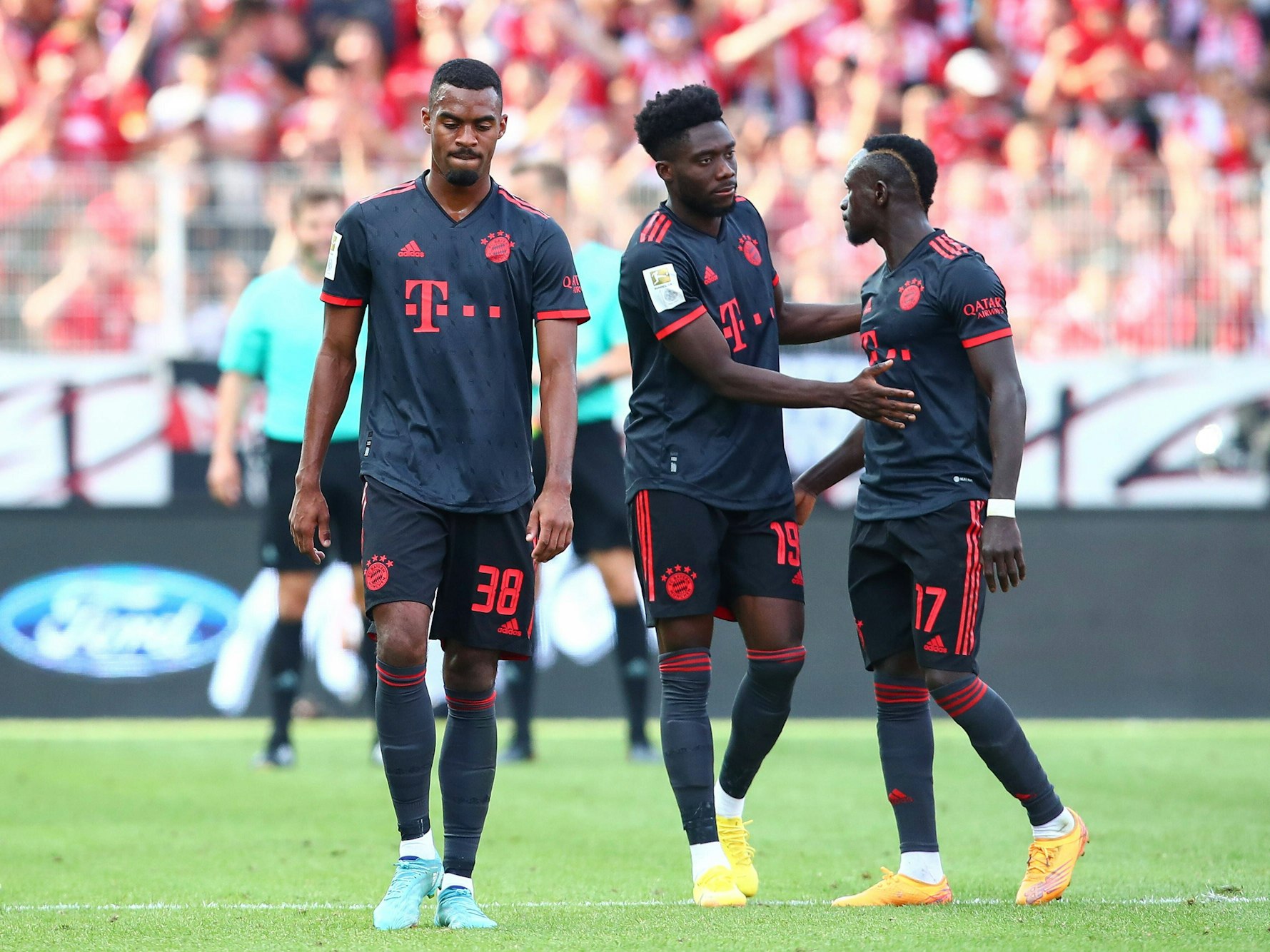 Die Bayern-Stars Ryan Gravenberch (l.), Alphonso Davies (M.) und Sadio Mané (r.) wirken enttäuscht beim Spiel gegen Union Berlin.