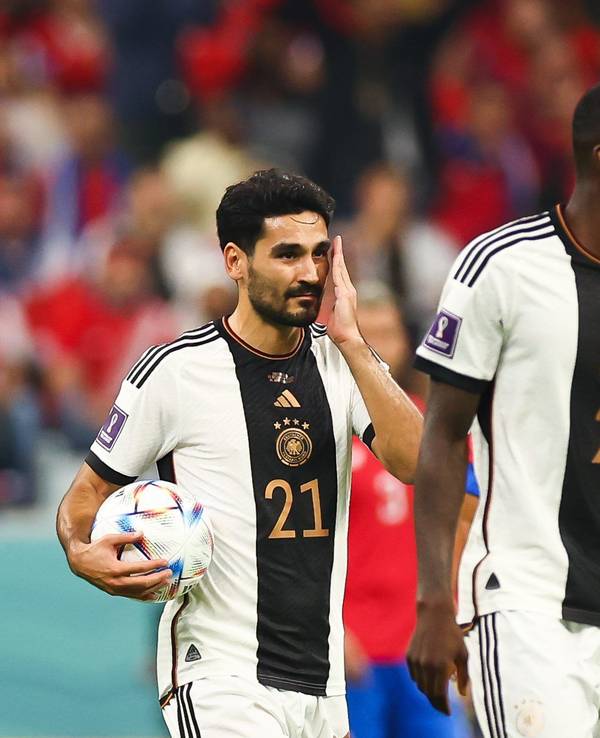 Ilkay Gündogan und Antonio Rüdiger schleichen bei der WM enttäuscht vom Platz.