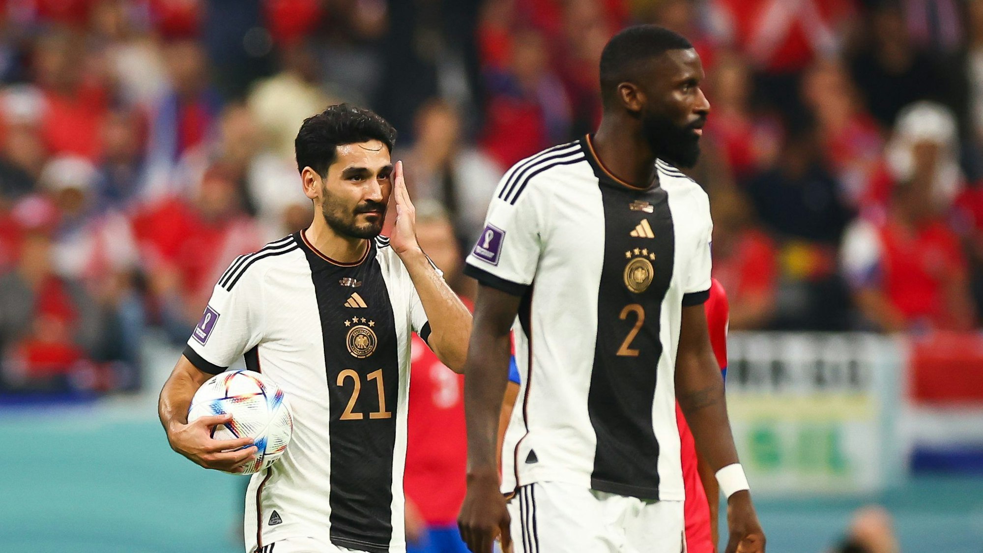 Ilkay Gündogan und Antonio Rüdiger schleichen bei der WM enttäuscht vom Platz.