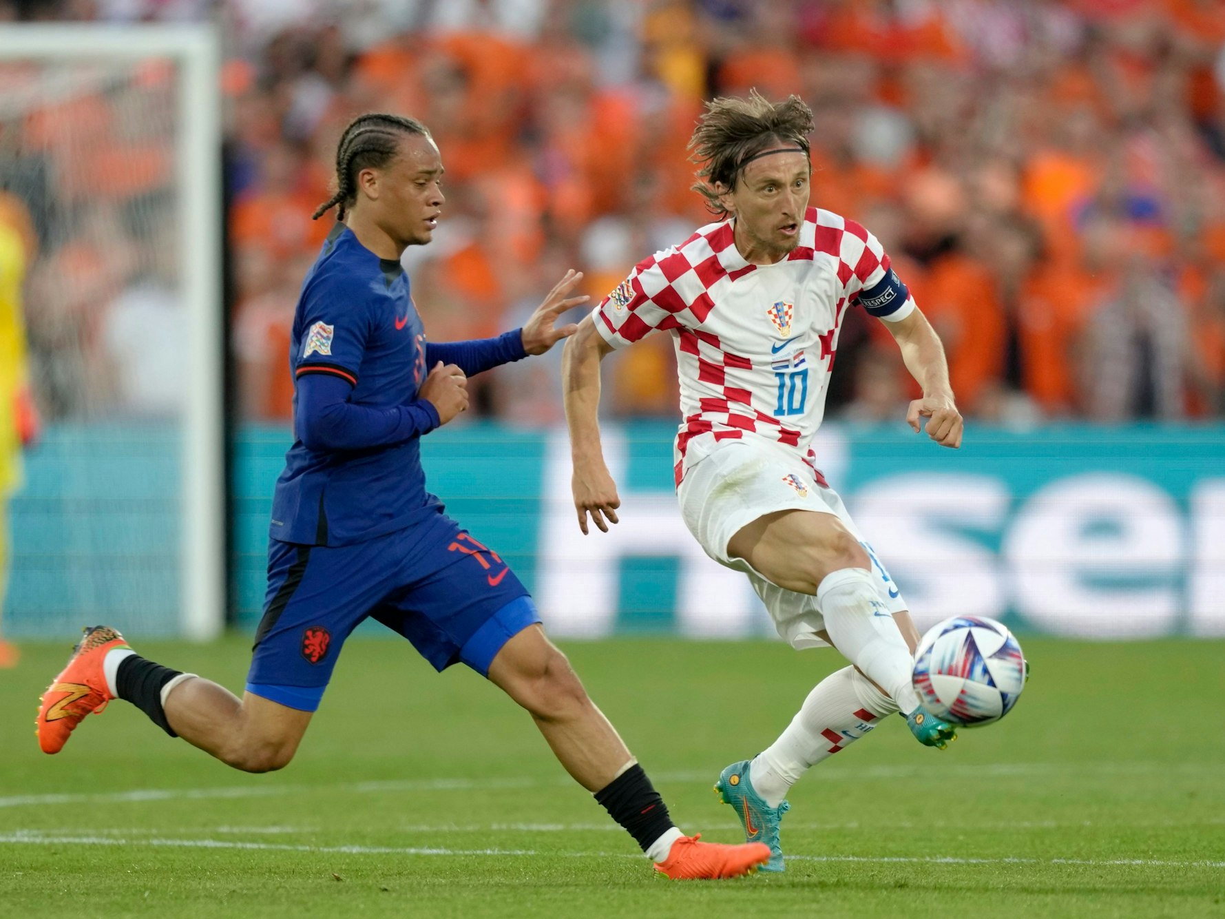 Kroatiens Luka Modric im Duell mit dem Niederländer Xavi Simons in Rotterdam.