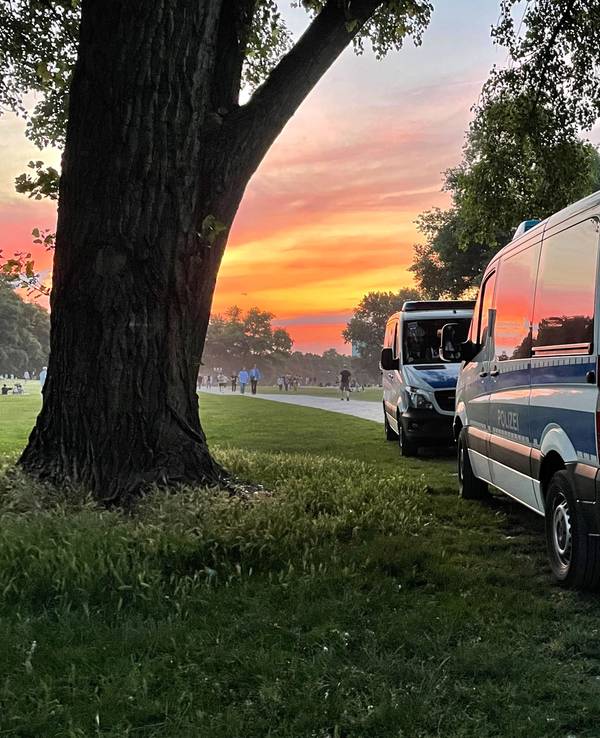 Polizei-Autos vor dem Sonnenuntergang am Aachener Weiher in Köln.