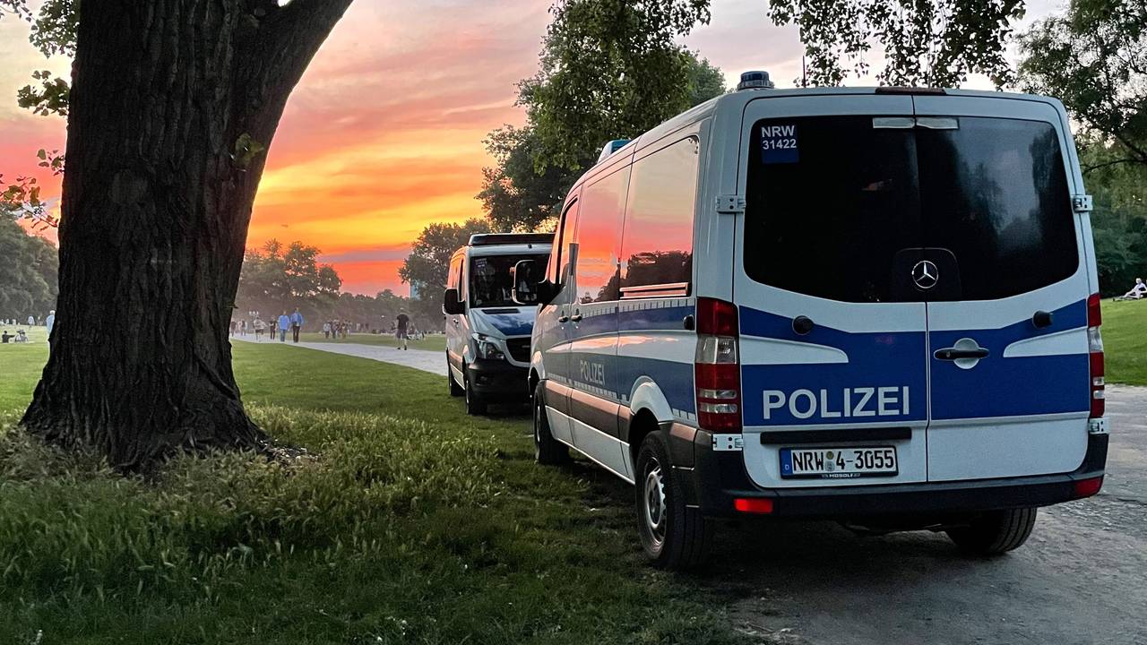 Polizei-Autos vor dem Sonnenuntergang am Aachener Weiher in Köln.