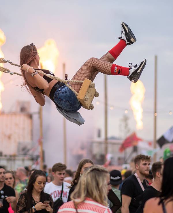 Eine Frau schaukelt auf dem Musikfestival Parookaville.