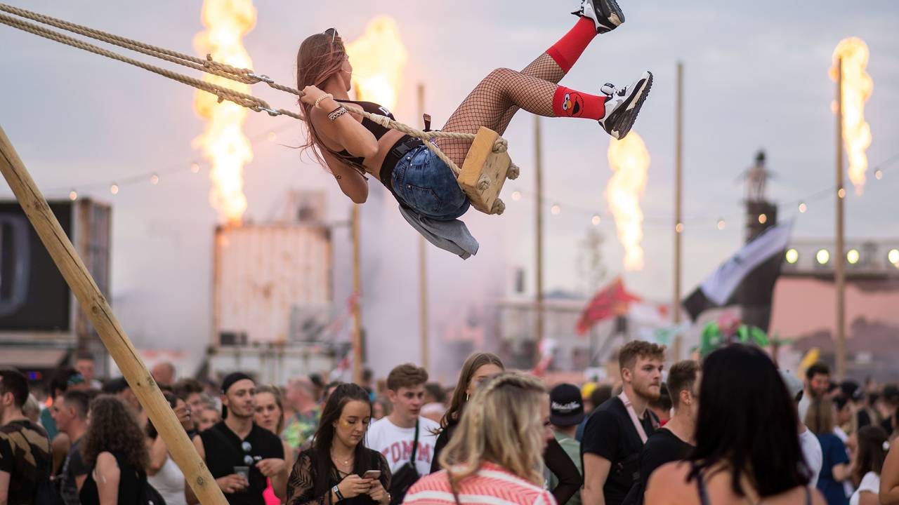 Eine Frau schaukelt auf dem Musikfestival Parookaville.