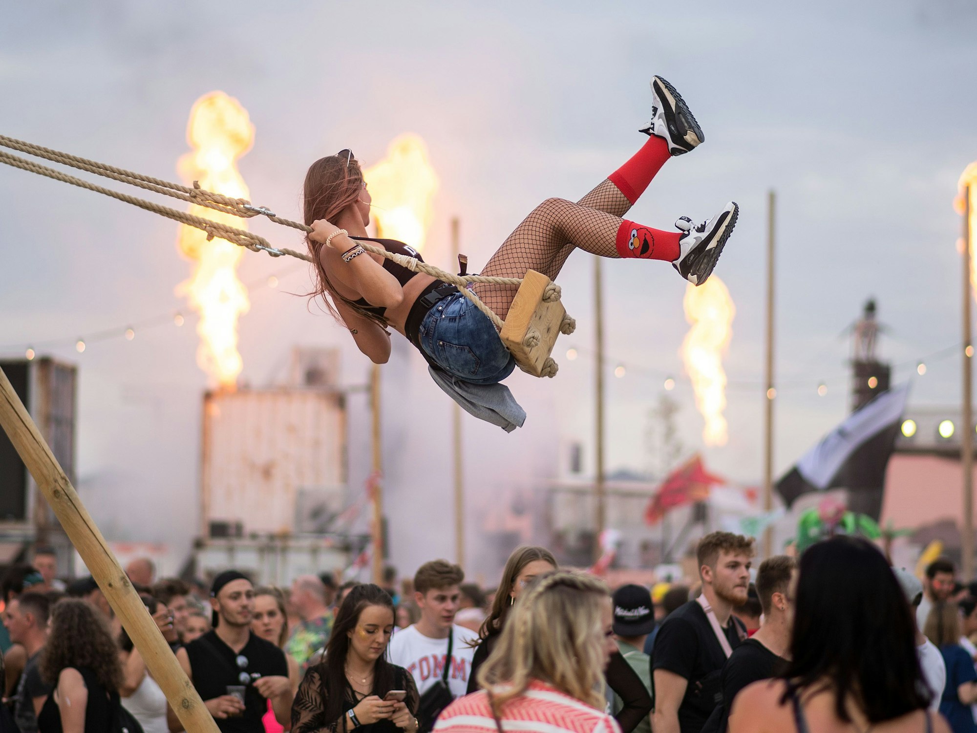 Eine Frau schaukelt auf dem Musikfestival Parookaville.