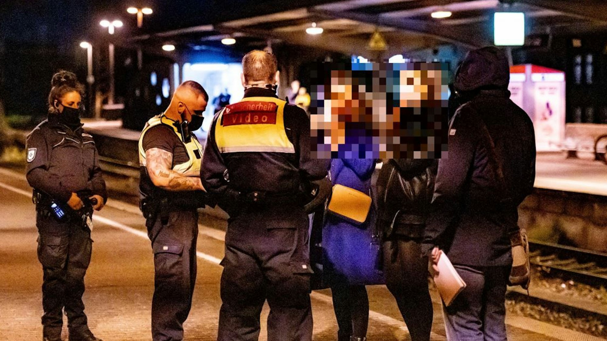 Polizei und Bahn-Mitarbeiter kontrollieren am Bahnhof Köln-Süd die Einhaltung der Maskenpflicht.