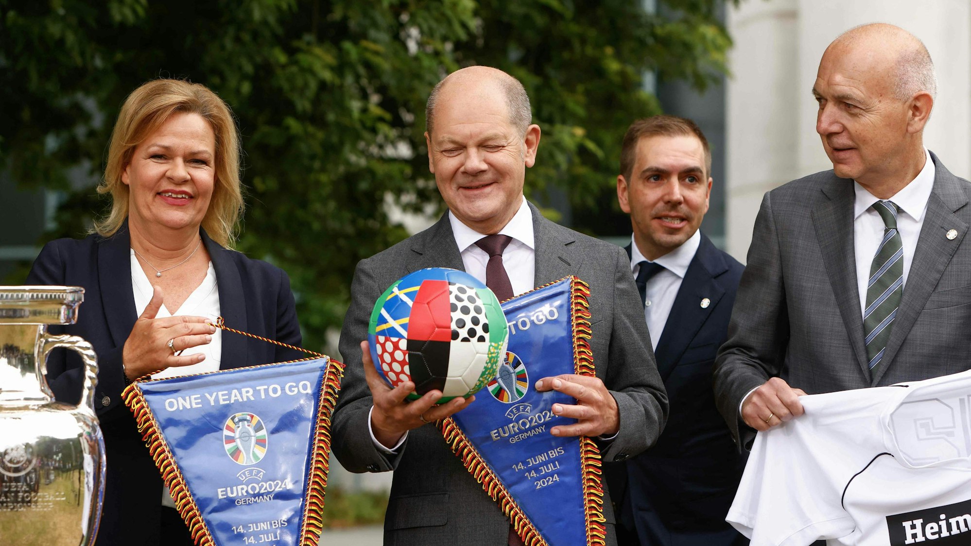 Olaf Scholz und Nancy Faeser empfingen Philipp Lahm und Bernd Neuendorf im Kanzlergarten.