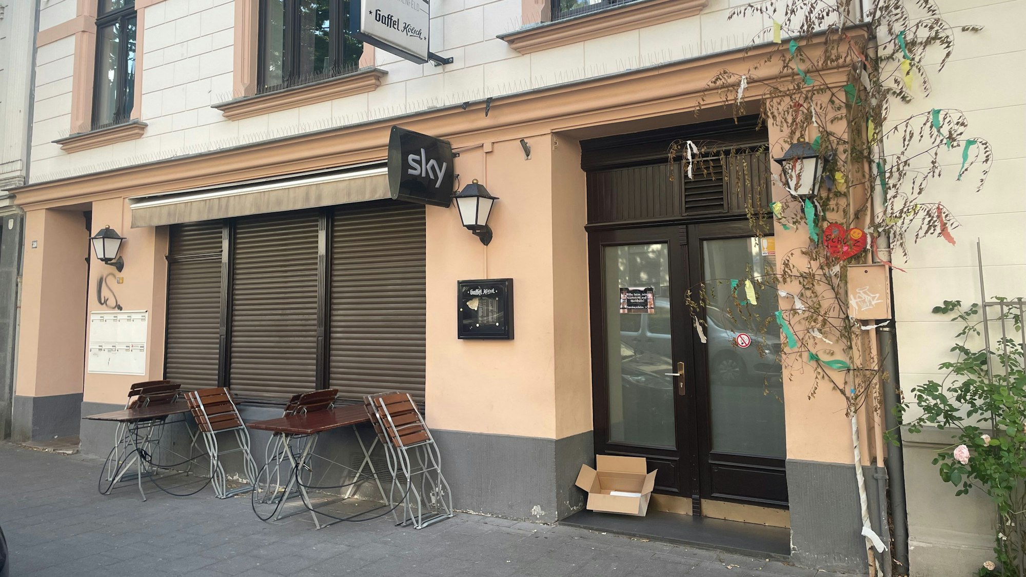 Blick auf die Fassade der Kneipe Schulz in Köln-Ehrenfeld.