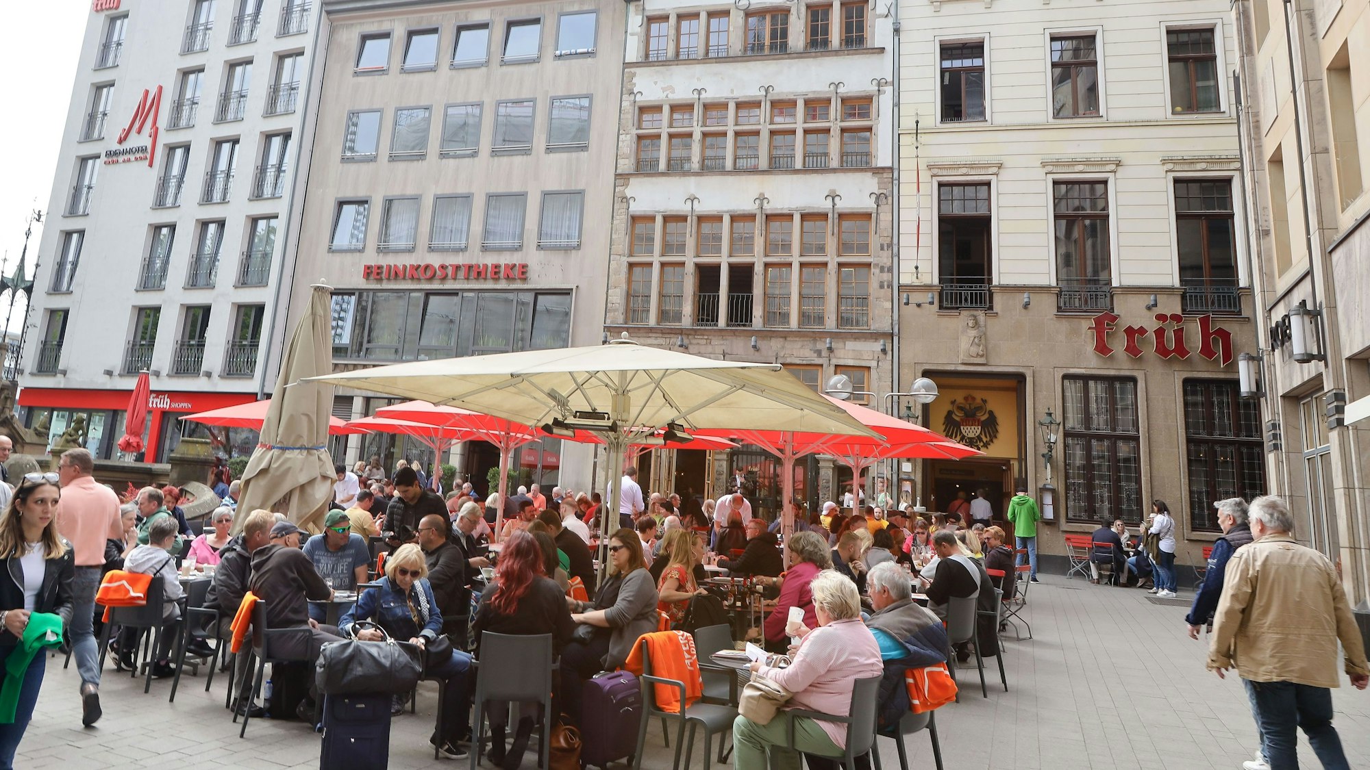 Gäste genießen das Wetter am Früh am Dom.