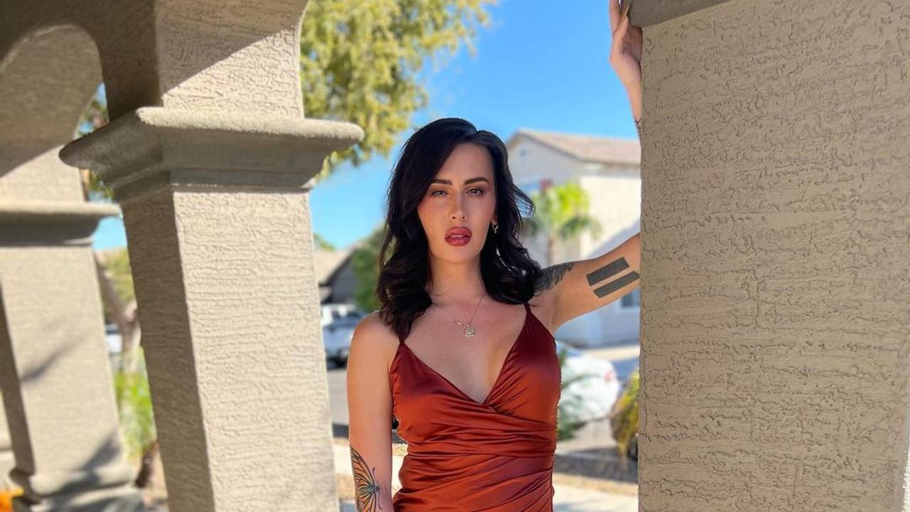 Trans-Model und Aktivistin Rose Montoya in einem roten Kleid.