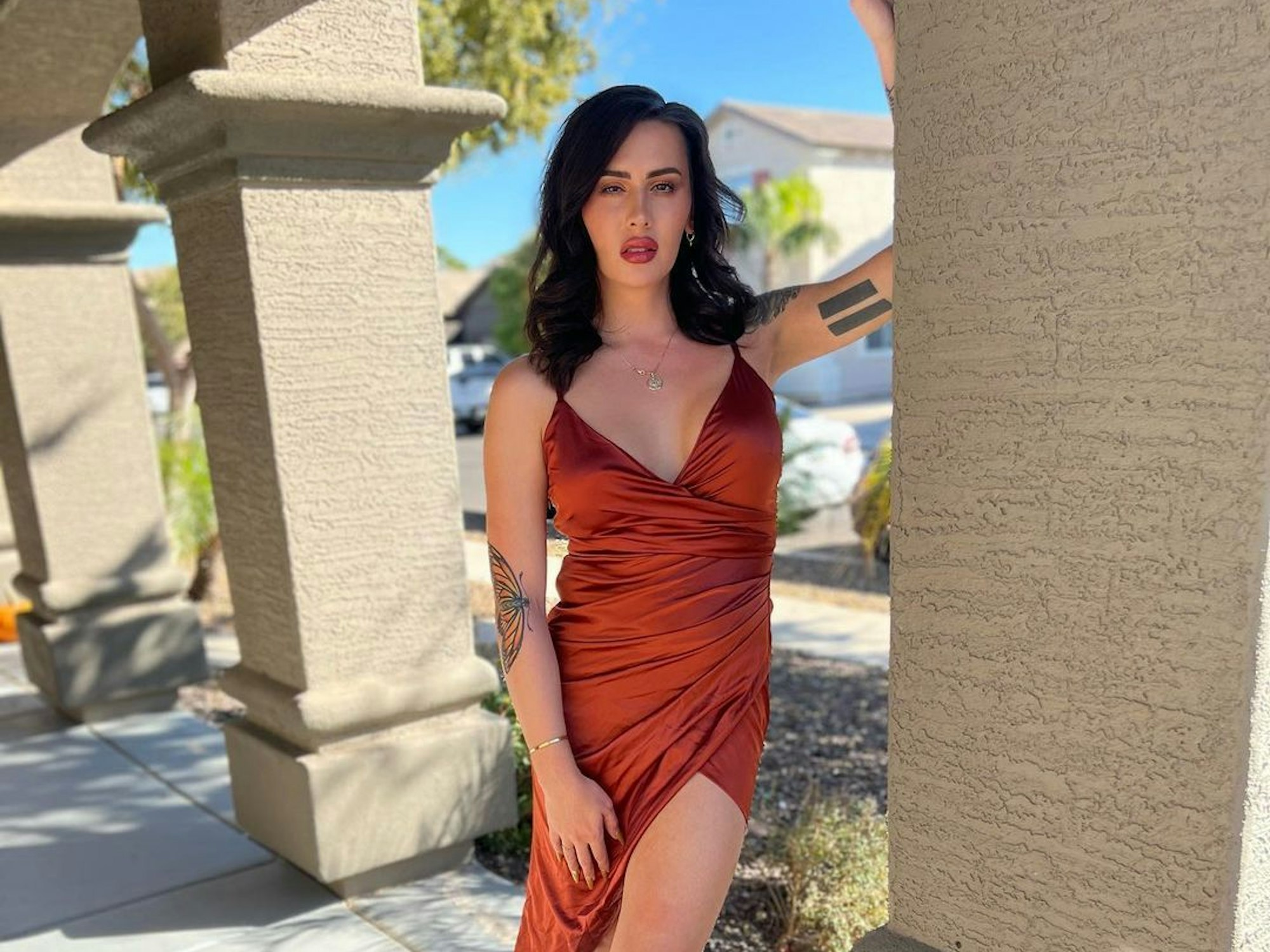 Trans-Model und Aktivistin Rose Montoya in einem roten Kleid.