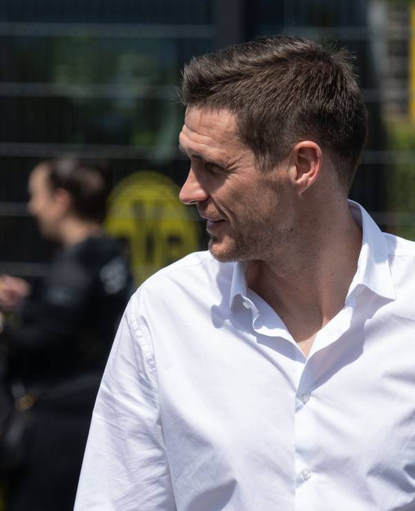 Sportdirektor Sebastian Kehl geht zu seinem Auto, nachdem er wartenden Fans Autogramme geschrieben hatte.