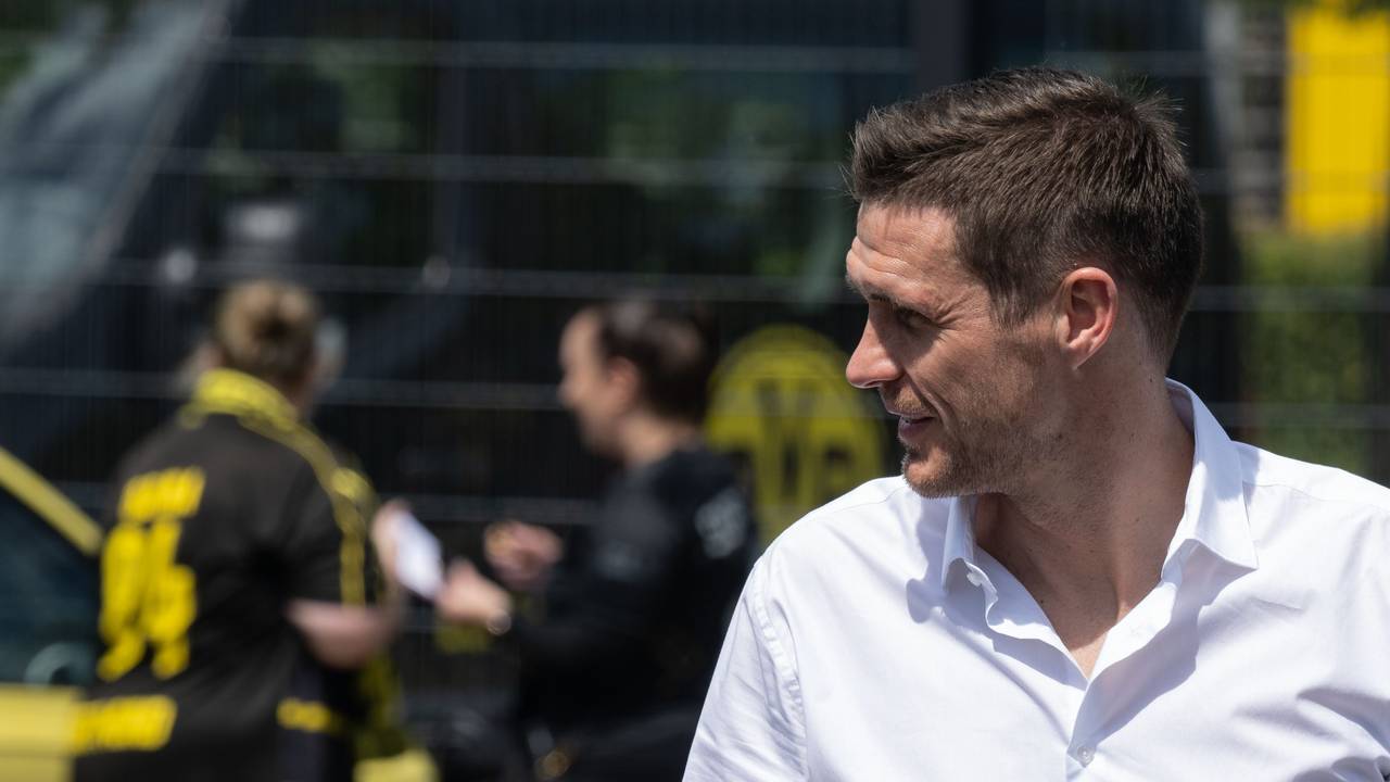 Sportdirektor Sebastian Kehl geht zu seinem Auto, nachdem er wartenden Fans Autogramme geschrieben hatte.