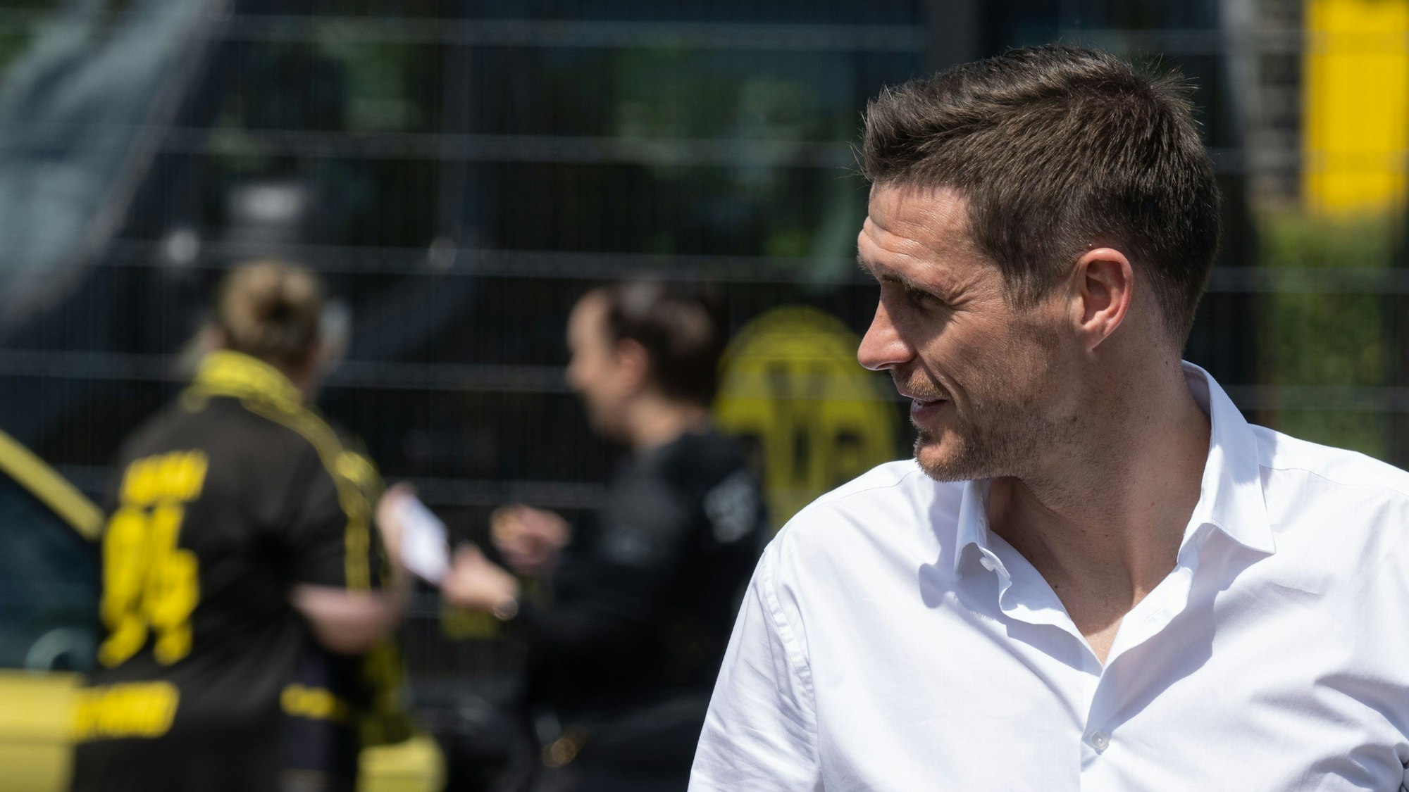 Sportdirektor Sebastian Kehl geht zu seinem Auto, nachdem er wartenden Fans Autogramme geschrieben hatte.