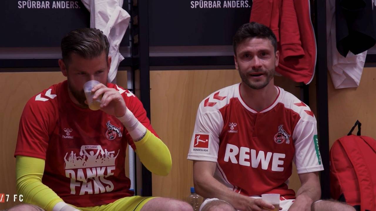 Jonas Hector und Timo Horn sitzen in der Kabine.