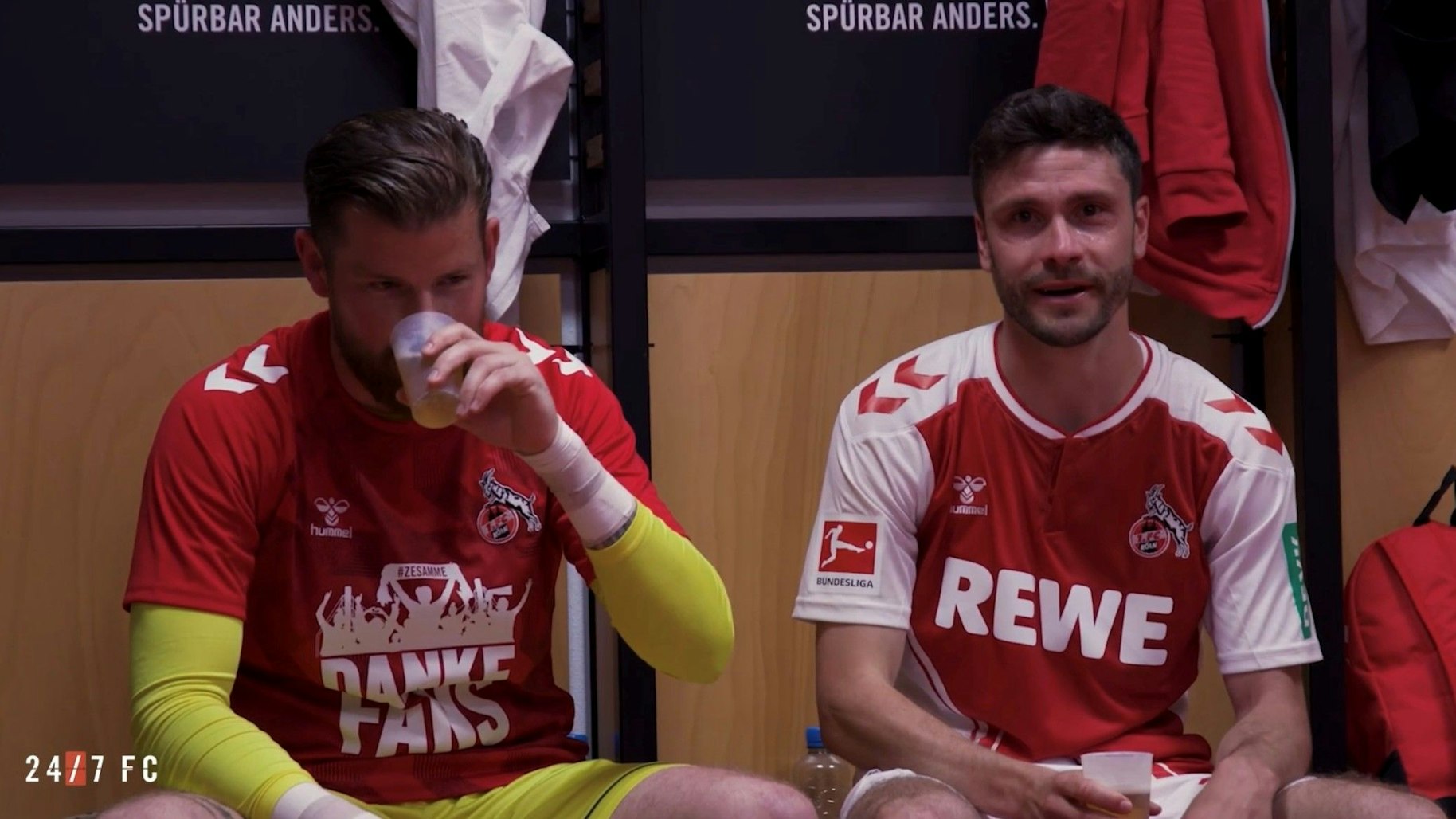 Jonas Hector und Timo Horn sitzen in der Kabine.