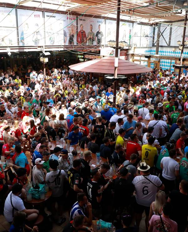 Im „Bierkönig“ feiern viele deutsche Touristen.