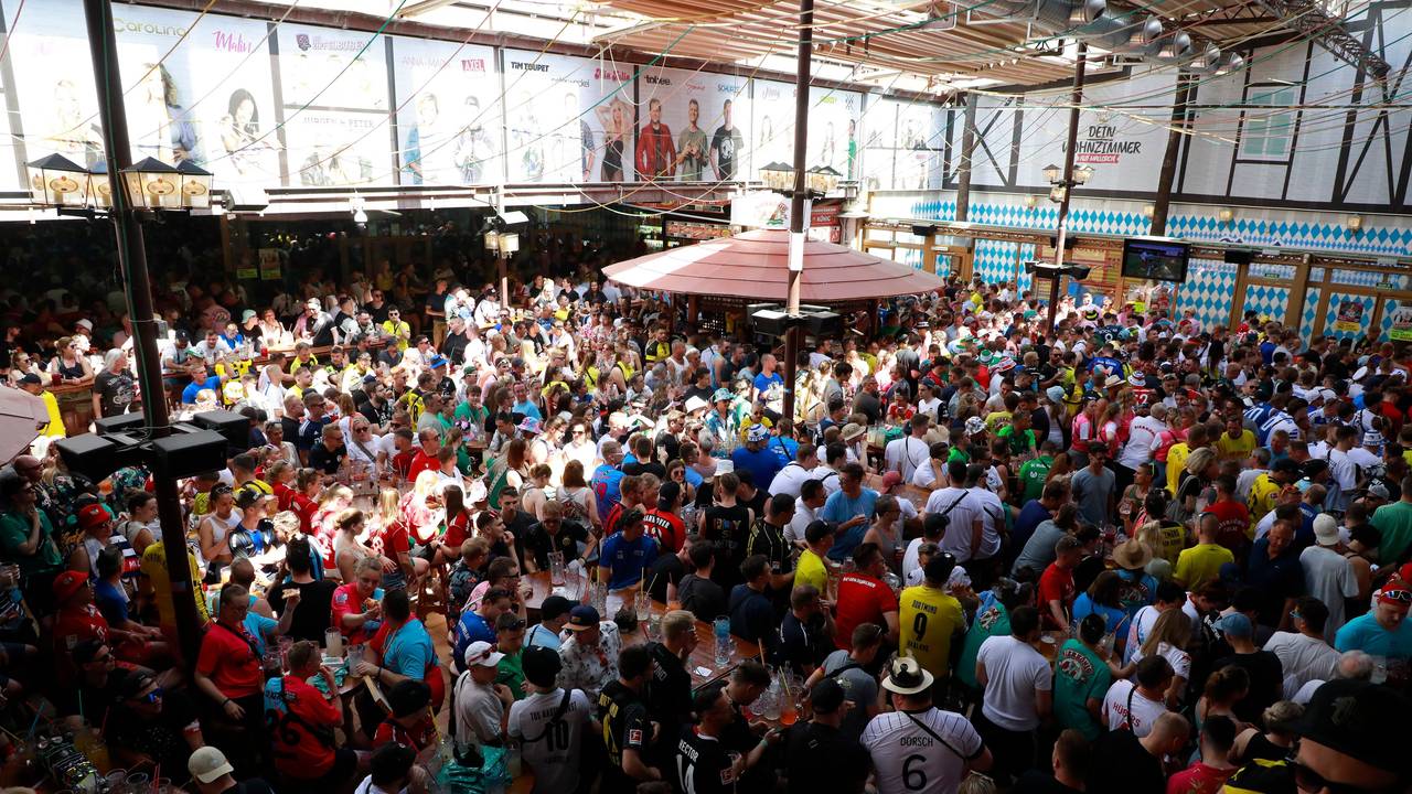 Im „Bierkönig“ feiern viele deutsche Touristen.