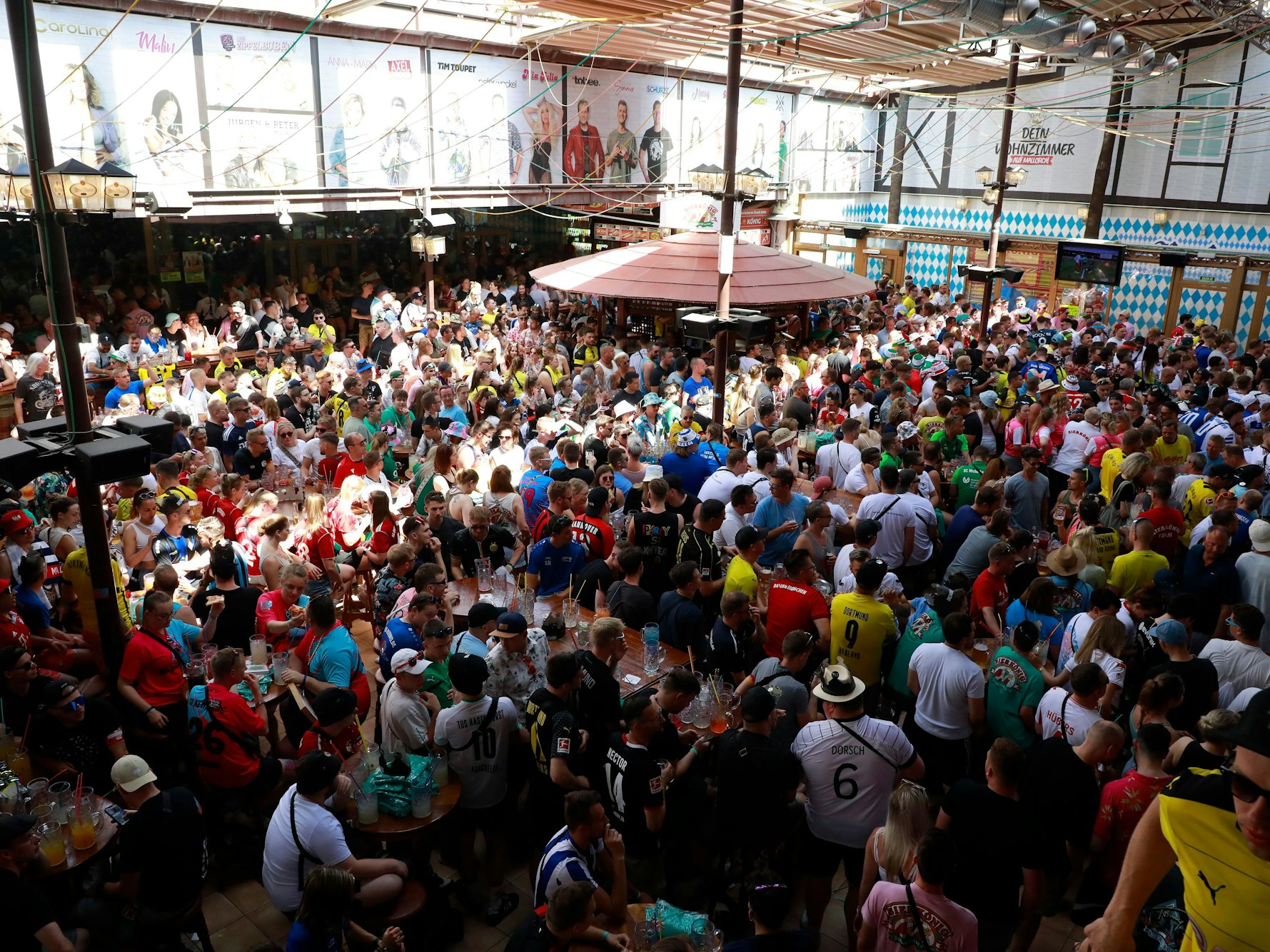 Im „Bierkönig“ feiern viele deutsche Touristen.