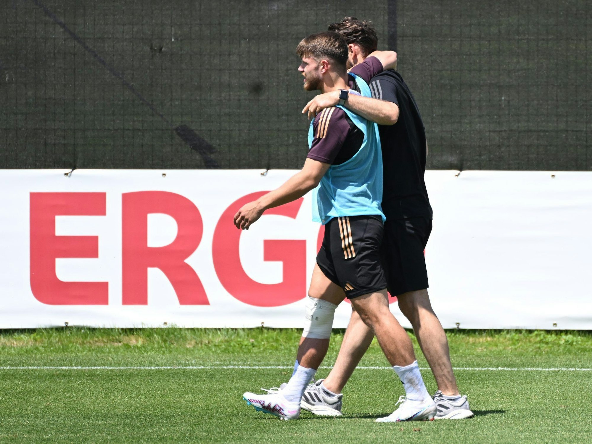 Jan Thielmann humpelt vom Platz.