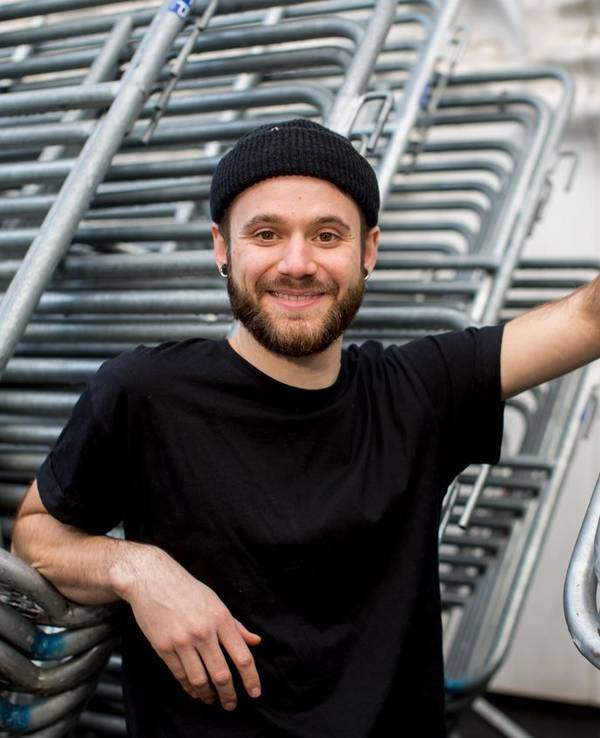 Roman Lob, Sänger aus Köln, posiert für ein Porträt vor der Kamera.