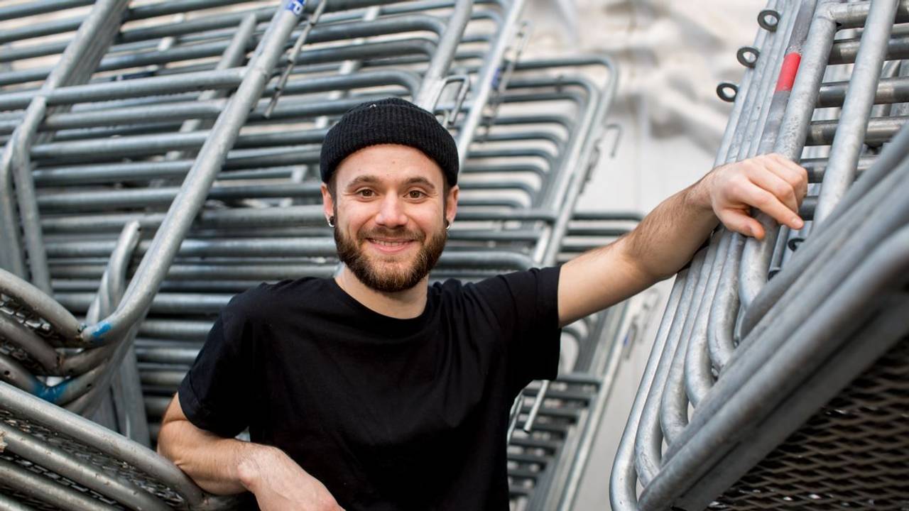 Roman Lob, Sänger aus Köln, posiert für ein Porträt vor der Kamera.