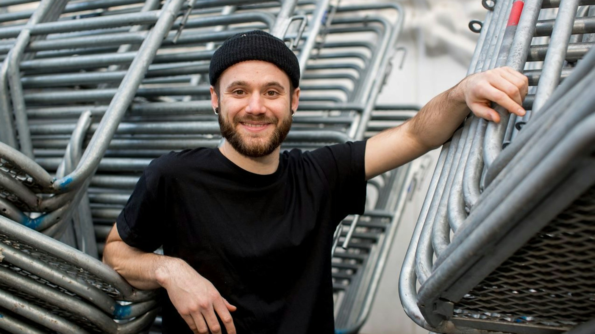 Roman Lob, Sänger aus Köln, posiert für ein Porträt vor der Kamera.