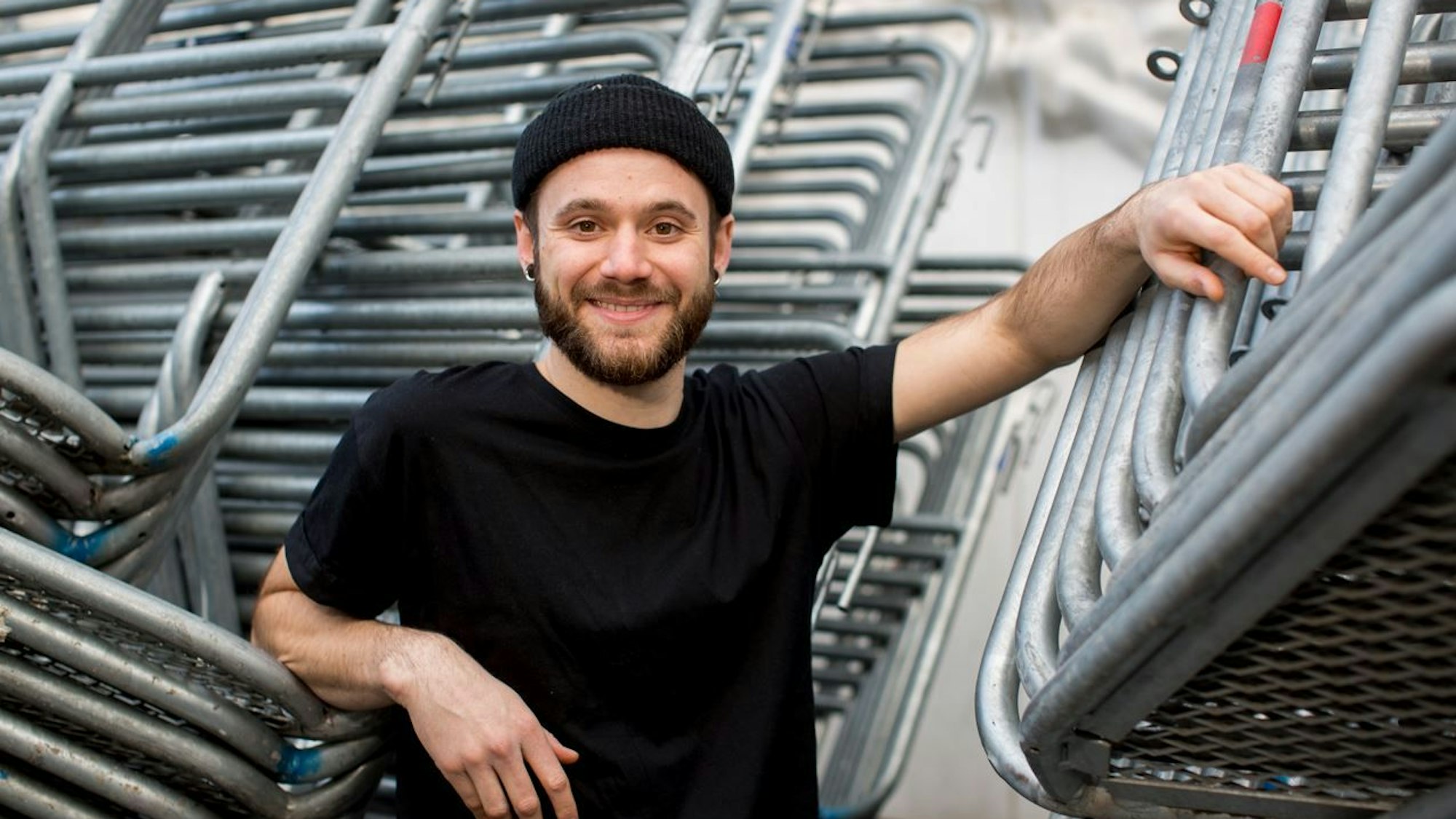 Roman Lob, Sänger aus Köln, posiert für ein Porträt vor der Kamera.