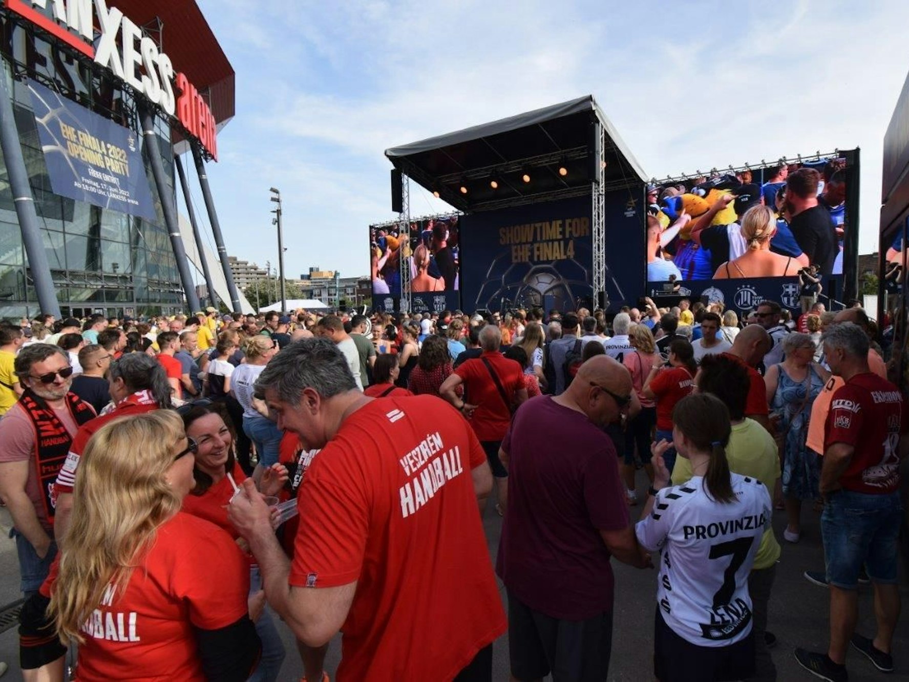 Handball-Fans bei der Opening-Party in Köln.