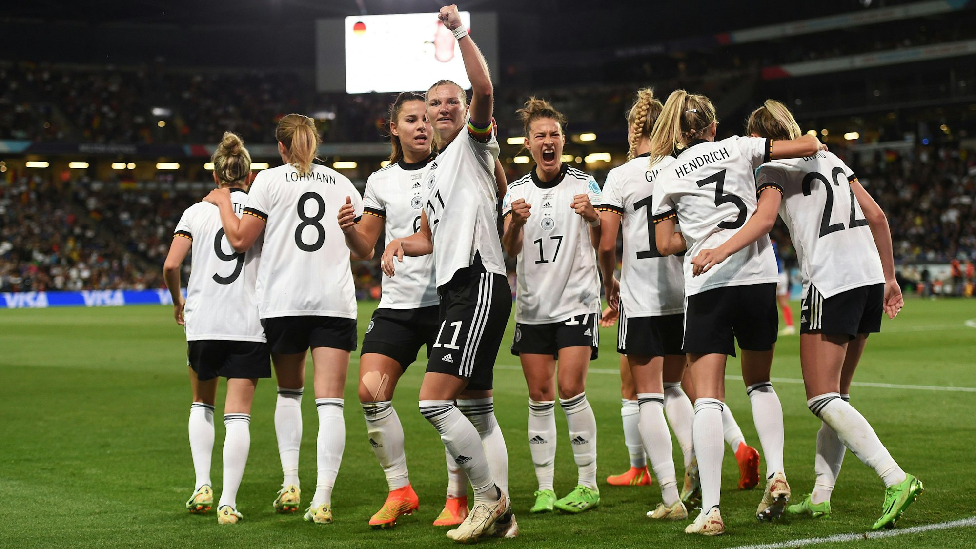 Alexandra Popp und ihre Teamkolleginnen jubeln bei der EM über ein Tor im Halbfinale gegen Frankreich.