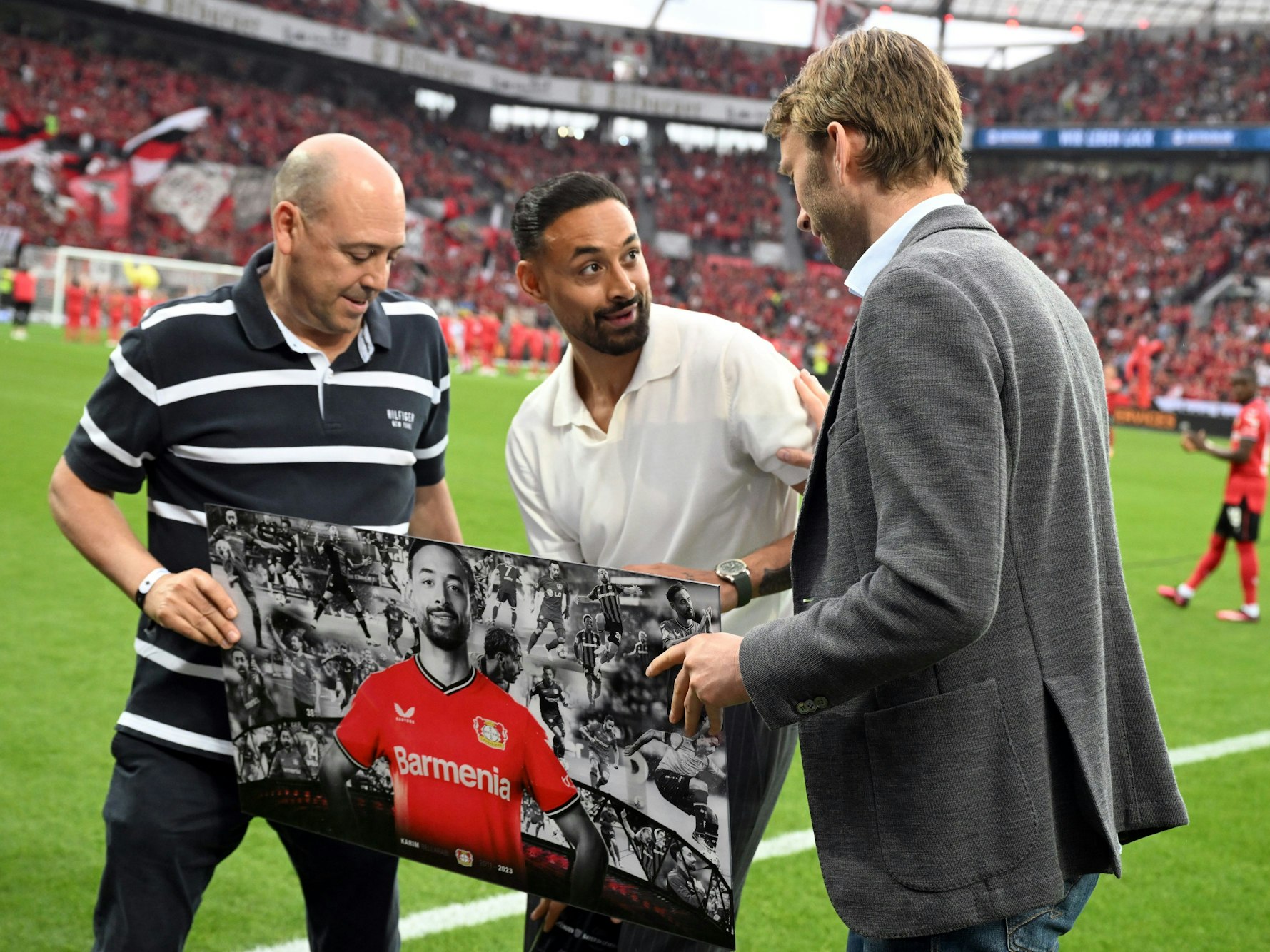 Fernando Carro (Vorsitzender der Geschäftsführung von Bayer Leverkusen) und Simon Rolfes (Geschäftsführer Sport) verabschieden Karim Bellarabi in der BayArena.