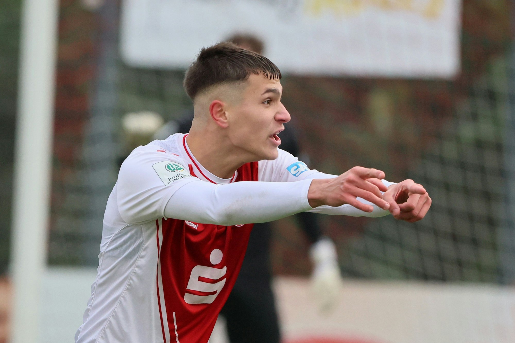 Emin Kujovic im DFB-Pokal-Halbfinale gegen Kiel.