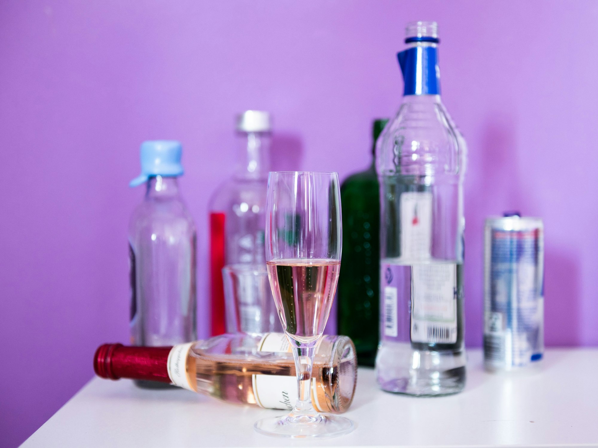 Flaschen mit Alkohol stehen auf einem Tisch, hier im März 2022 in Baden-Württemberg.