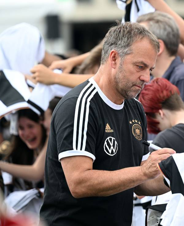 Bundestrainer Hansi Flick schreibt Autogramme.