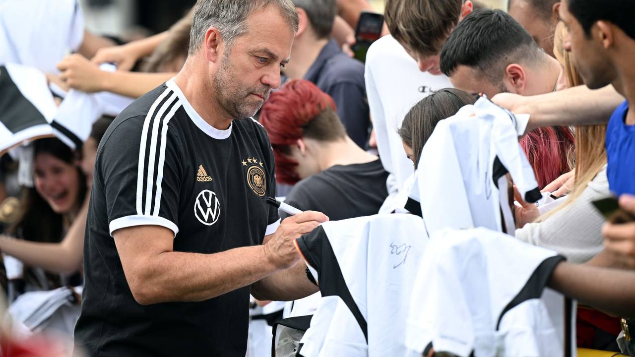 Bundestrainer Hansi Flick schreibt Autogramme.