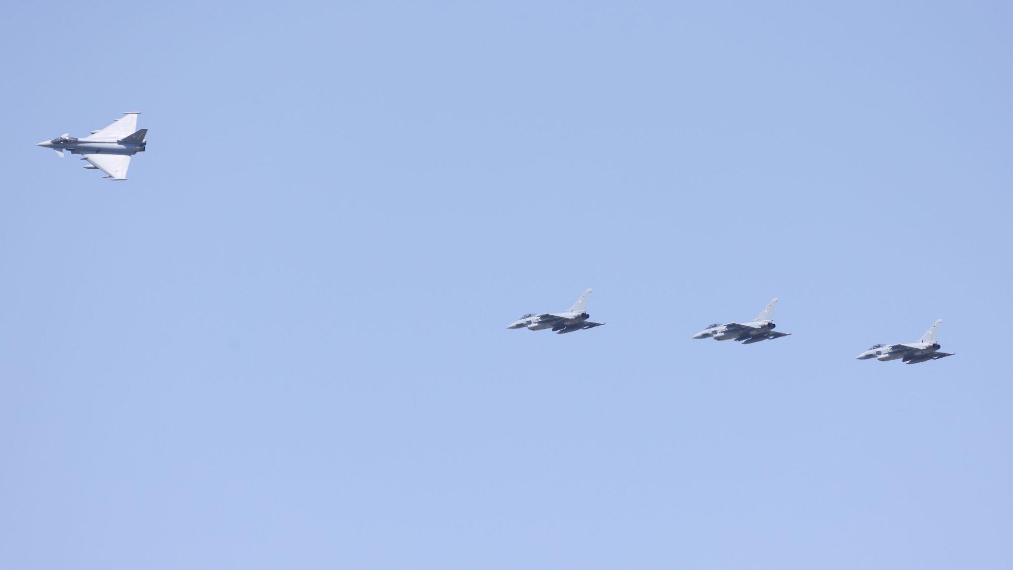 Kampfjets vom Typ Eurofighter im Landeanflug auf den Standort Nörvenich