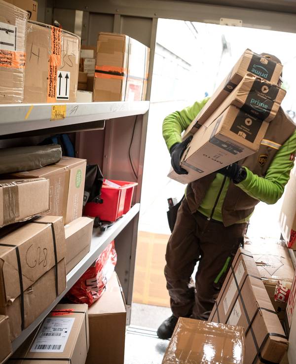 Ein Paketbote lädt Pakete in unserem Archivbild (2019) Pakete in einen Transporter.
