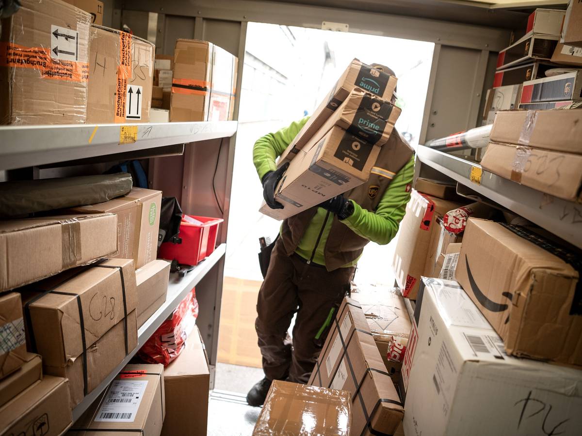 Ein Paketbote lädt Pakete in unserem Archivbild (2019) Pakete in einen Transporter.