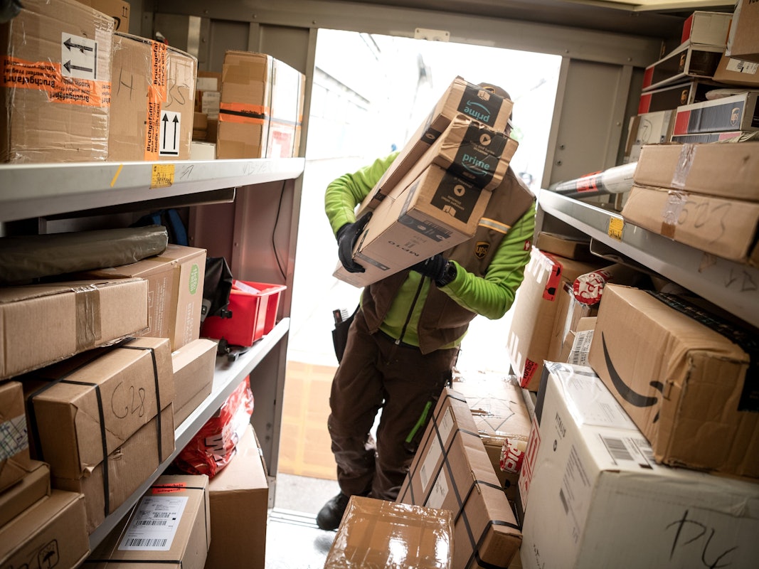Ein Paketbote lädt Pakete in unserem Archivbild (2019) Pakete in einen Transporter.