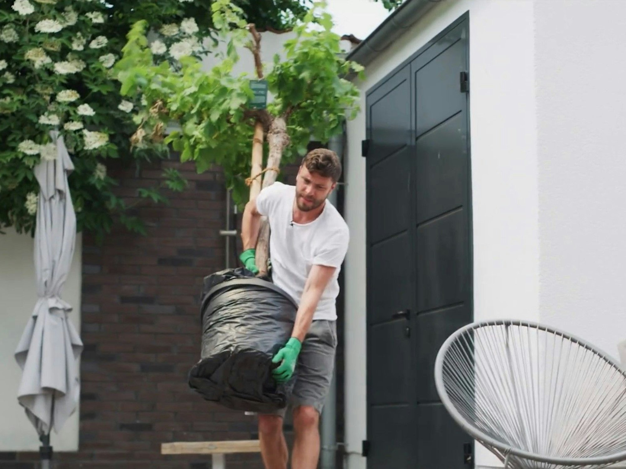 Jonas Hector trägt eine Weinrebe