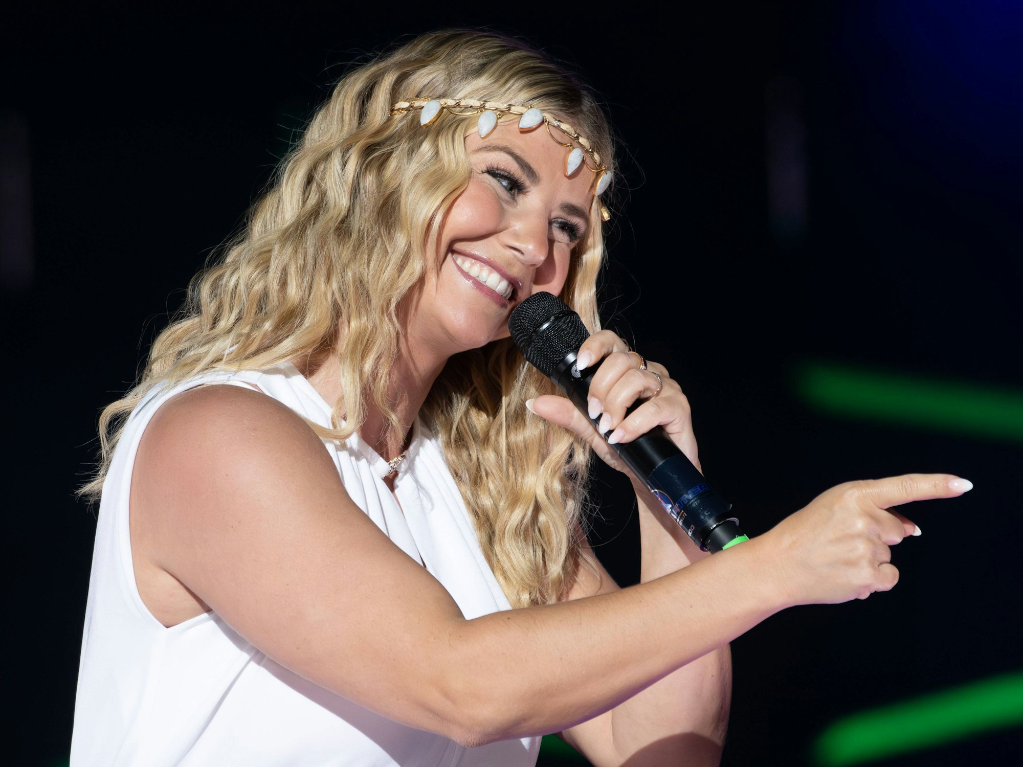 Beatrice Egli singt bei einem Auftritt.